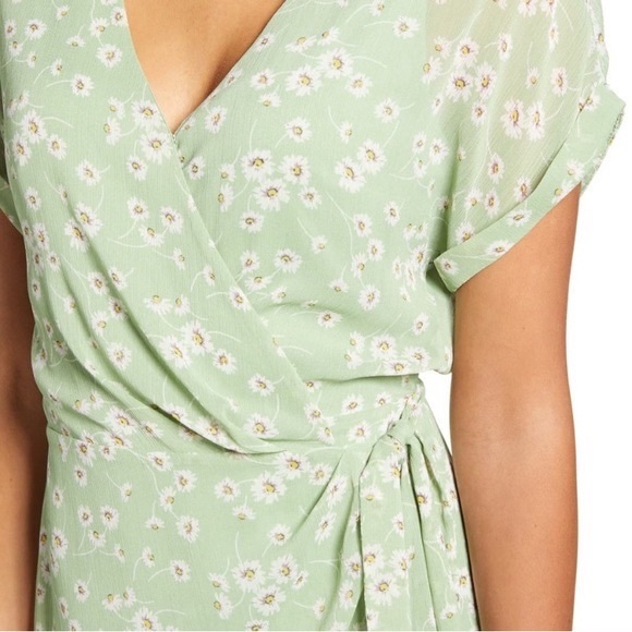 ALL IN FAVOR Light Green Floral Print Wrap Dress Size Small - Picture 2 of 16